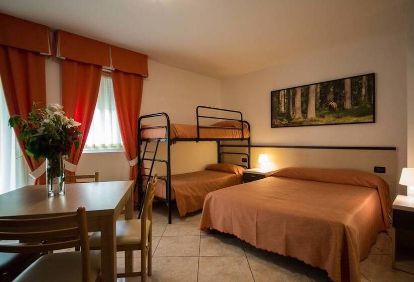 חדר לארבעה סטנדרטי עם מרפסת, Residence Hotel Miralago