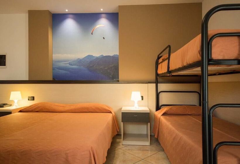 חדר לארבעה סטנדרטי עם מרפסת, Residence Hotel Miralago