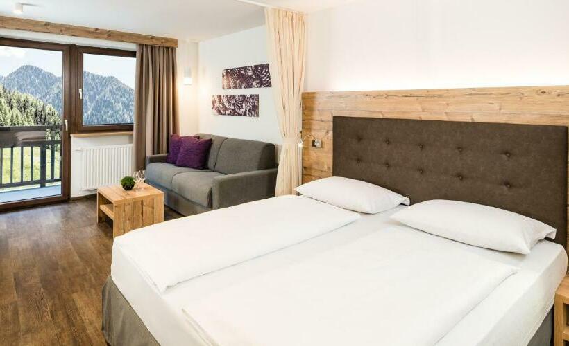 סוויטת ג'וניור עם מרפסת, Almina