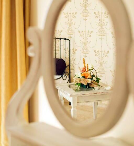 اتاق راحتی با چشم‌انداز دریا, Azimut