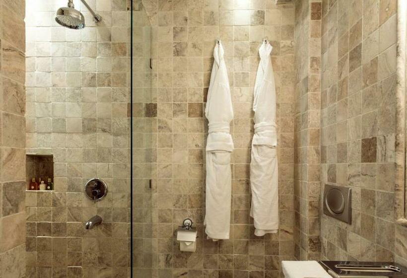 اتاق راحتی با چشم‌انداز دریا, Azimut