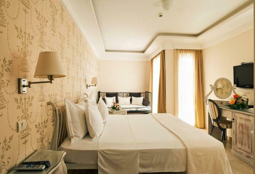 اتاق راحتی با چشم‌انداز دریا, Azimut