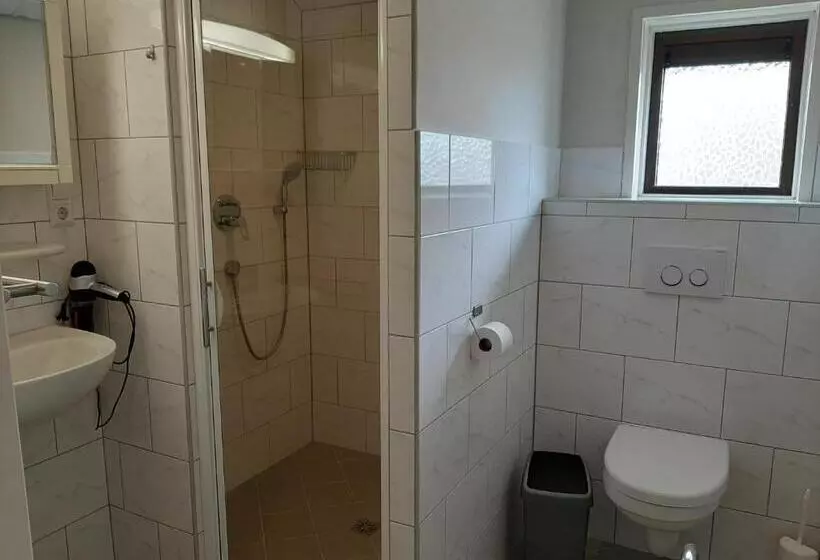 Standard Kolmen Hengen Huone, De Dennen