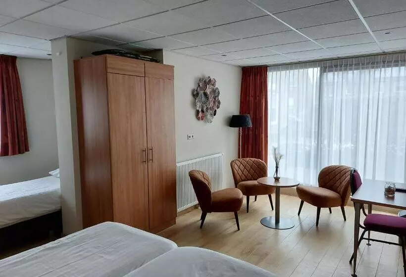 Standard Kolmen Hengen Huone Puutarhanäkymä, De Dennen