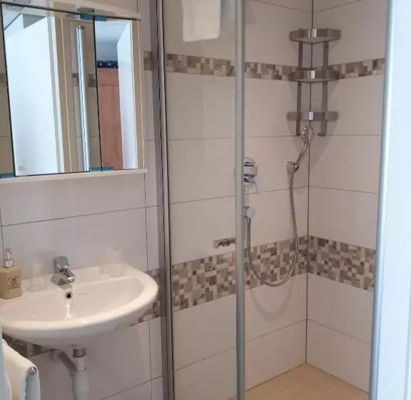 Standard Kolmen Hengen Huone Puutarhanäkymä, De Dennen