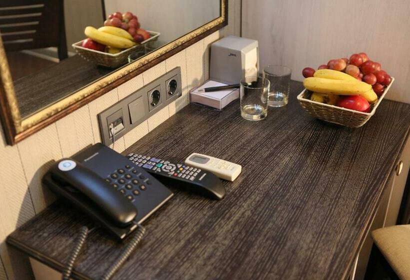 اتاق اکونومی با حمام مشترک, D'rami