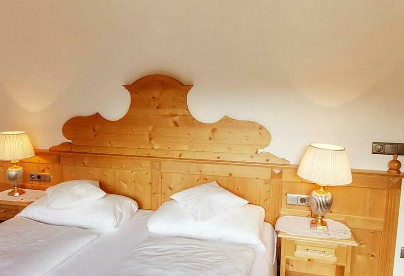 חדר סופריור, Gratschwirt