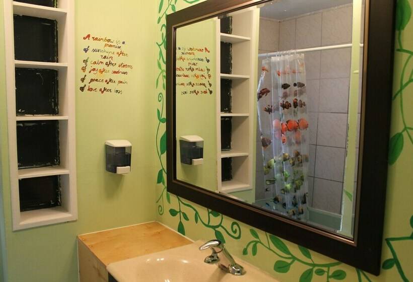 Кровать в Общей Комнате, Kelowna International Hostel