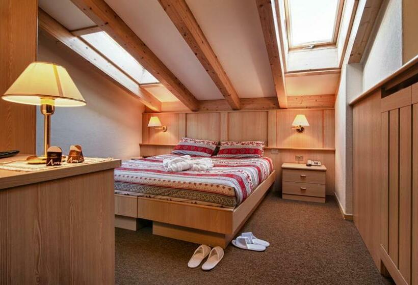 اتاق اکونومی, La Serenella