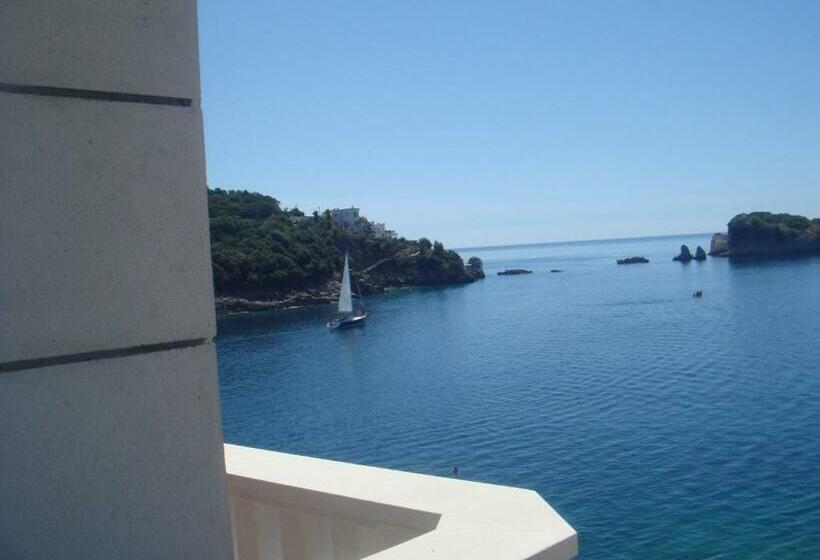 اتاق استاندارد با بالکن و چشمانداز دریا, R