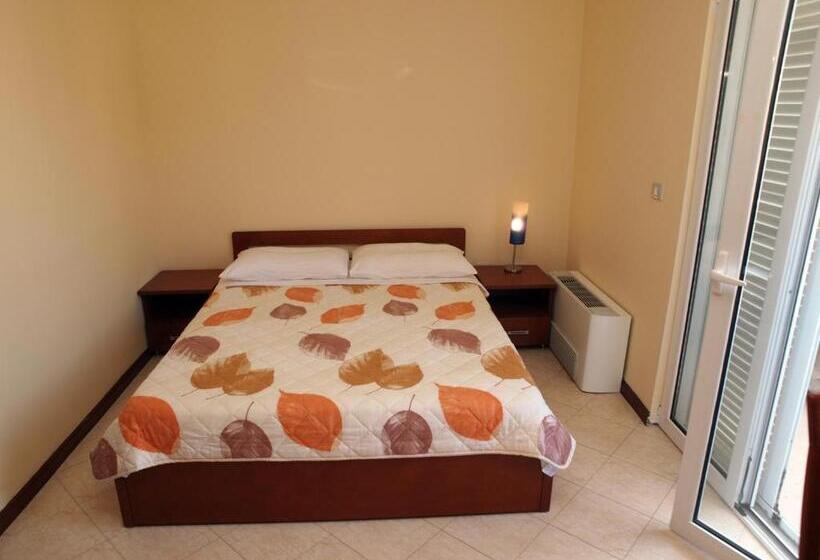 اتاق استاندارد با بالکن, R