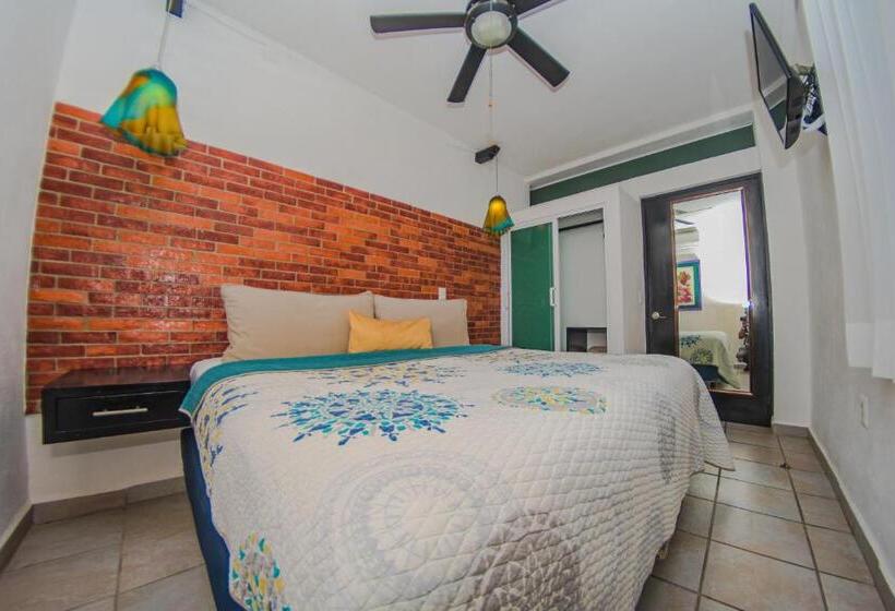 带一个卧室和一个阳台的海景公寓, Suites Nadia Puerto Vallarta