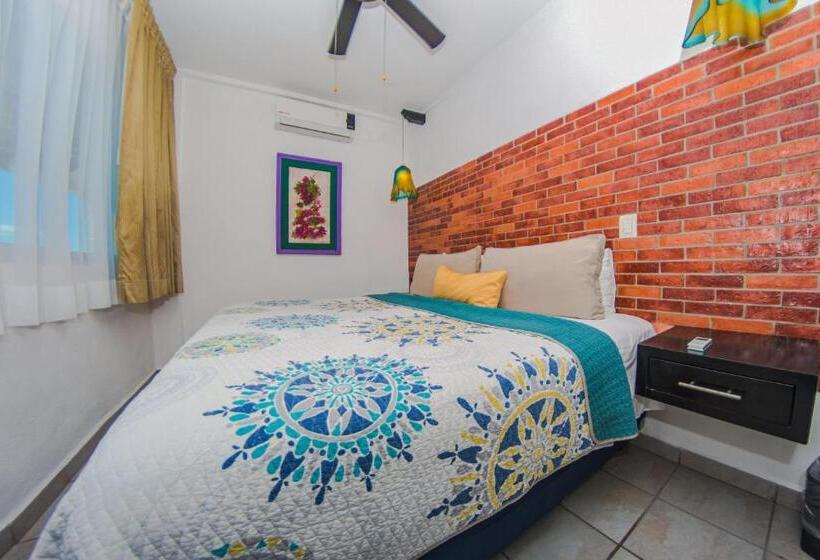 带一个卧室和一个阳台的海景公寓, Suites Nadia Puerto Vallarta