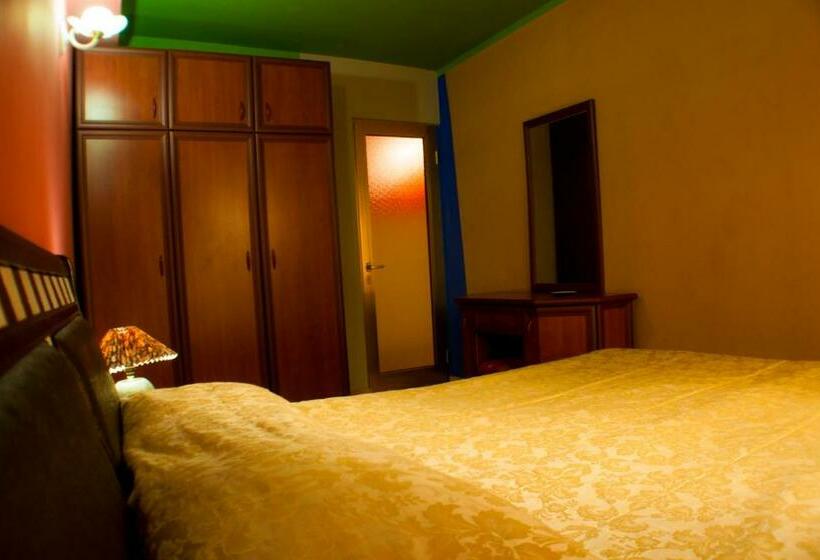 اتاق خانوادگی, World Of Gold