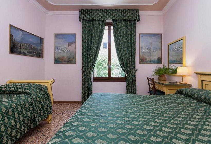 اتاق خانوادگی, Zaguri B&b