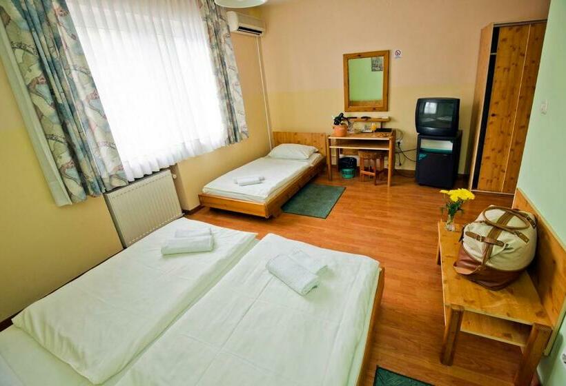 غرفة قياسية ثلاثية, Motel Kod Bakija