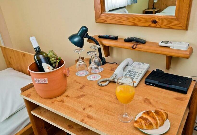 غرفة قياسية ثلاثية, Motel Kod Bakija