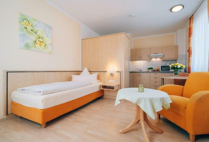 חדר קומפורט לשלושה, Abenstal