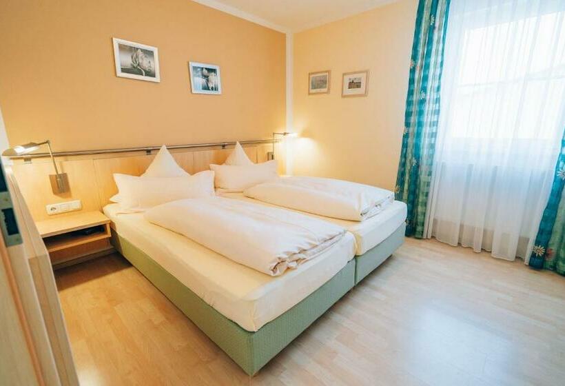 חדר קומפורט לשלושה, Abenstal