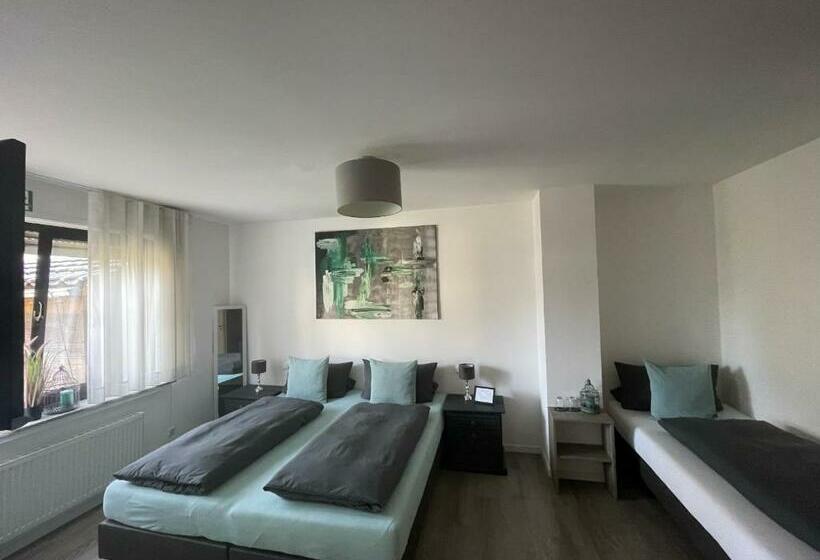 이코노미 룸, Hegemann Garni