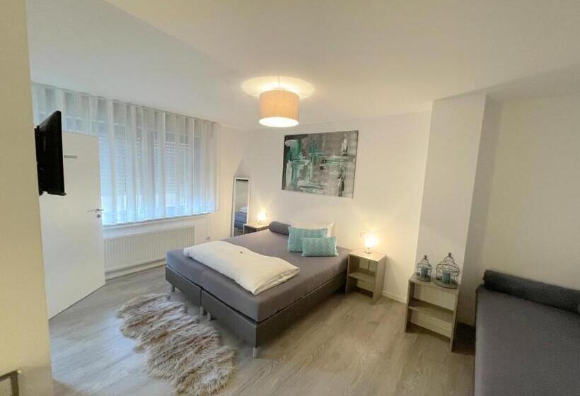 이코노미 룸, Hegemann Garni