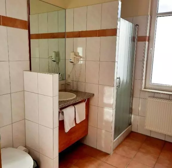 Standard Neljän Hengen Huone, Parkhotel Kevelaer
