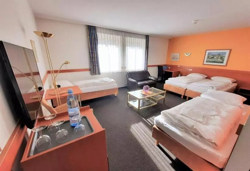 Standard Neljän Hengen Huone, Parkhotel Kevelaer
