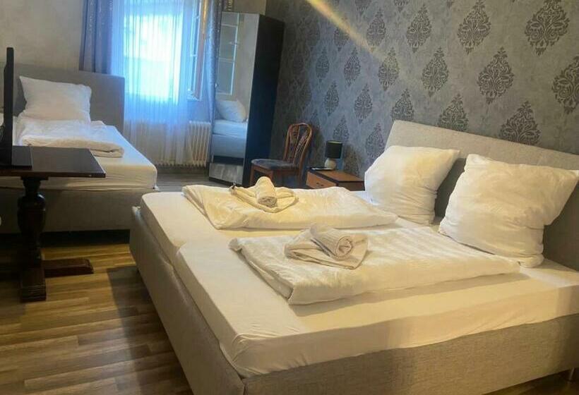 غرفة قياسية ثلاثية, The Burgklause Boutique