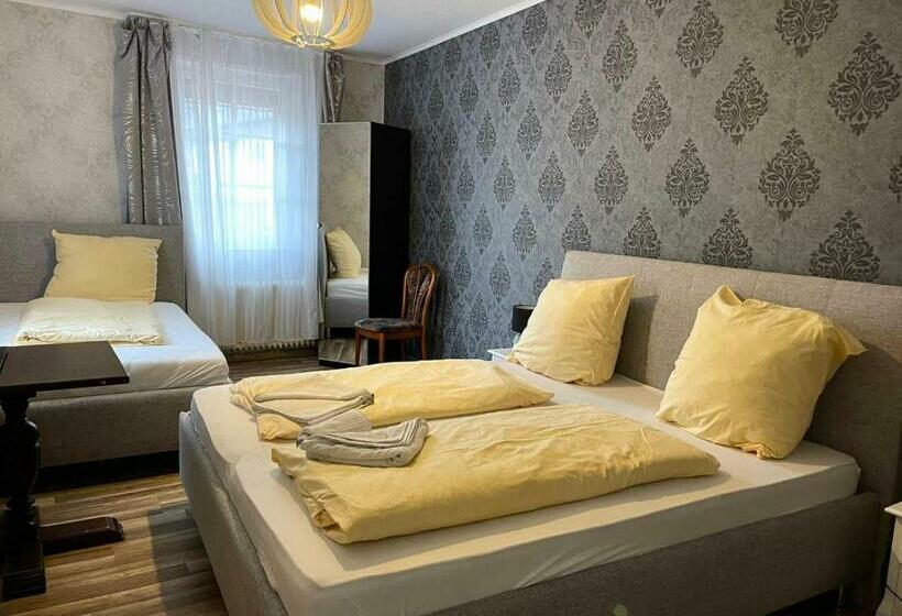 غرفة قياسية ثلاثية, The Burgklause Boutique