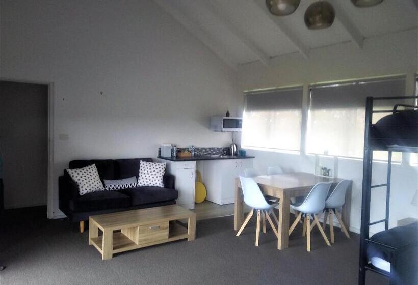 إستوديو ديلوكس, Banksia Park Estate