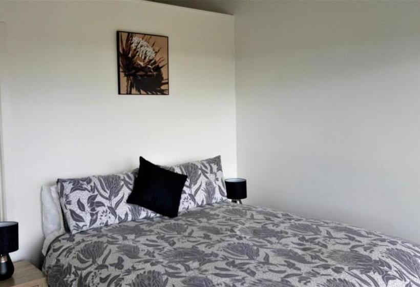 إستوديو ديلوكس, Banksia Park Estate