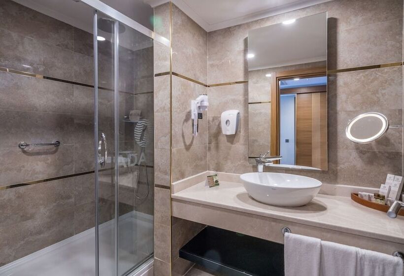 Quarto Familiar, Adalya Elite Lara