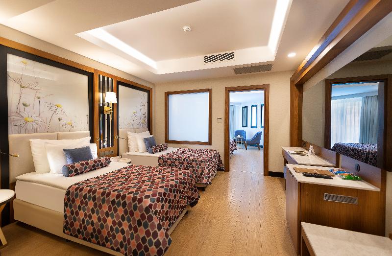 Quarto Familiar, Adalya Elite Lara