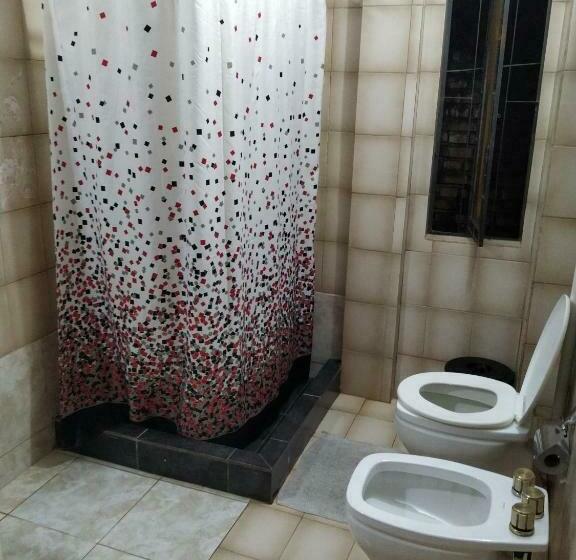 バスルーム共有のトリプルスタンダード, El Guembe Suites