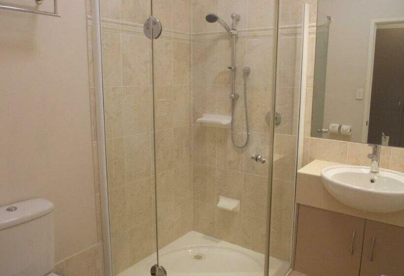 استودیوی استاندارد, Emerald Executive Apartments