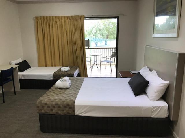 스탠다드 스튜디오, Emerald Executive Apartments