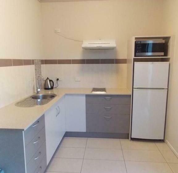 استودیوی استاندارد, Emerald Executive Apartments