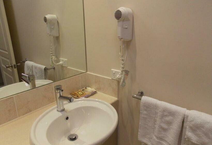 استودیوی استاندارد, Emerald Executive Apartments