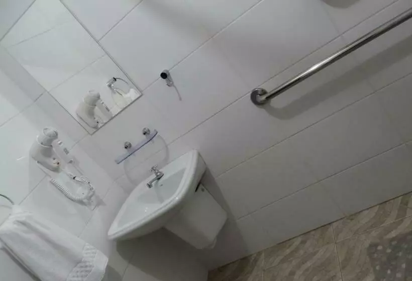Executive Kolmen Hengen Huone, Niro