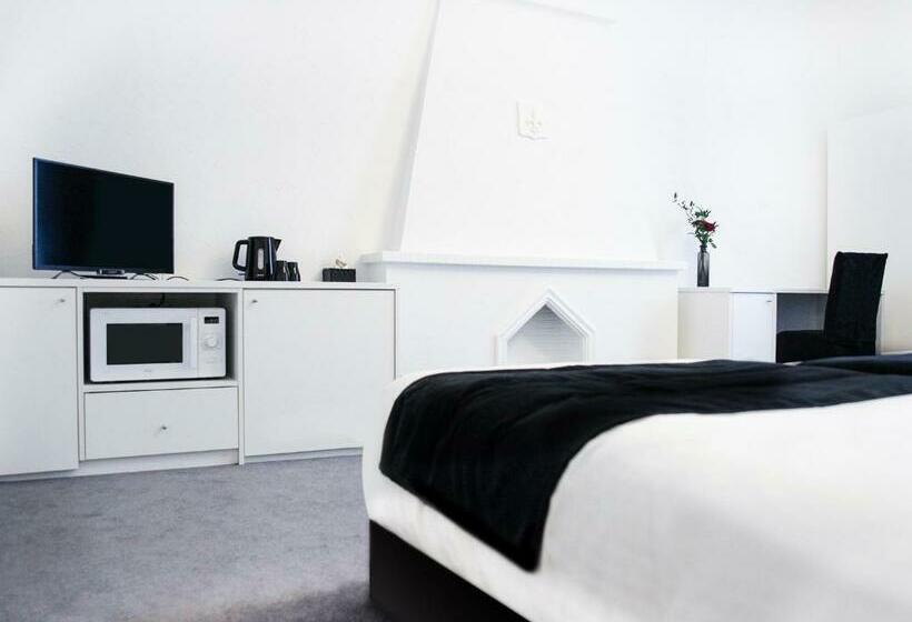 اتاق سوپریور, Satellite