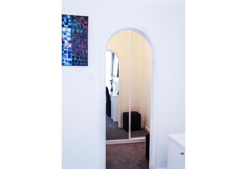 اتاق استاندارد, Satellite