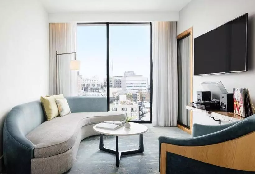 سوئیت با تخت بزرگ, Dream Hollywood, By Hyatt