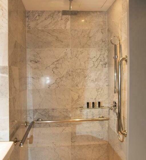 Deluxe Zimmer, Estadia