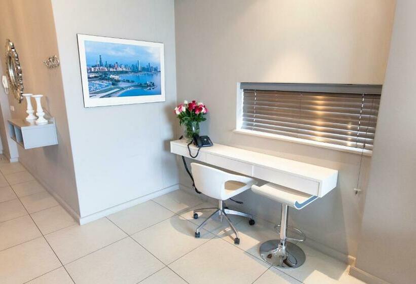 استودیوی لوکس, The Residences At Crystal Towers