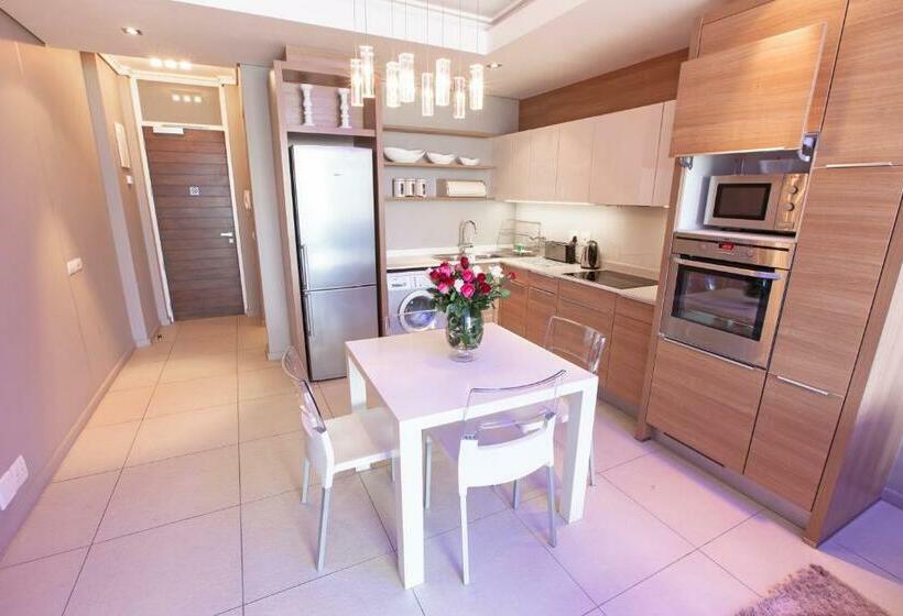 استودیوی لوکس, The Residences At Crystal Towers