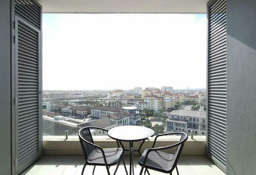 استودیوی لوکس, The Residences At Crystal Towers