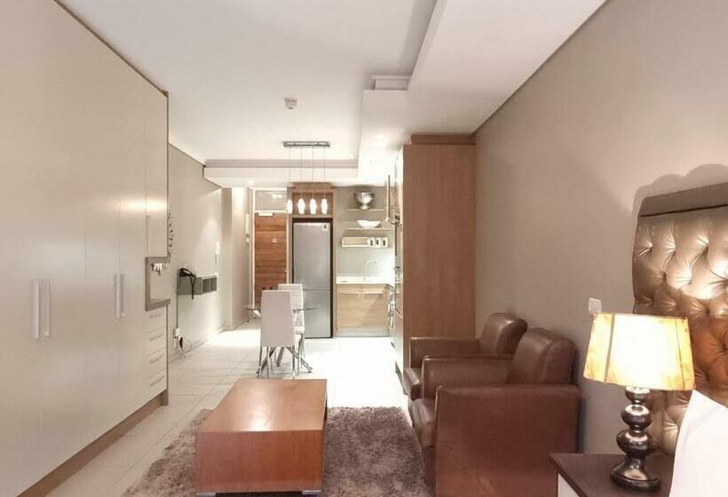 استودیوی لوکس, The Residences At Crystal Towers