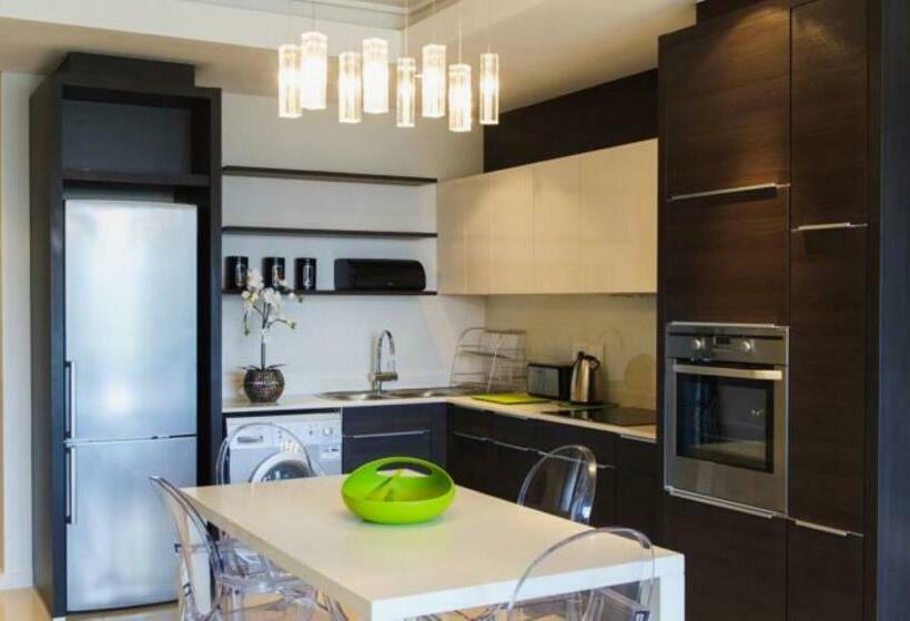 استودیوی لوکس, The Residences At Crystal Towers