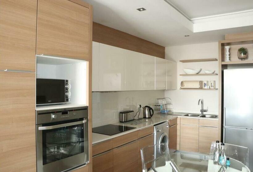 استودیوی لوکس, The Residences At Crystal Towers