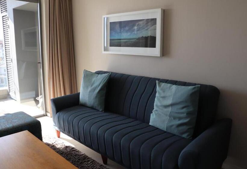 استودیوی لوکس, The Residences At Crystal Towers